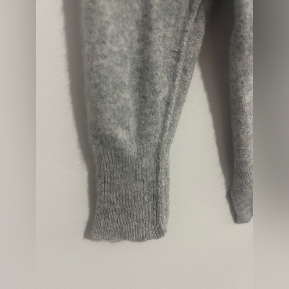 Women’s Cashmere Saks Fifth Avenue Gray Crew Neck Sweater Size Medium - Picture 3 of 4